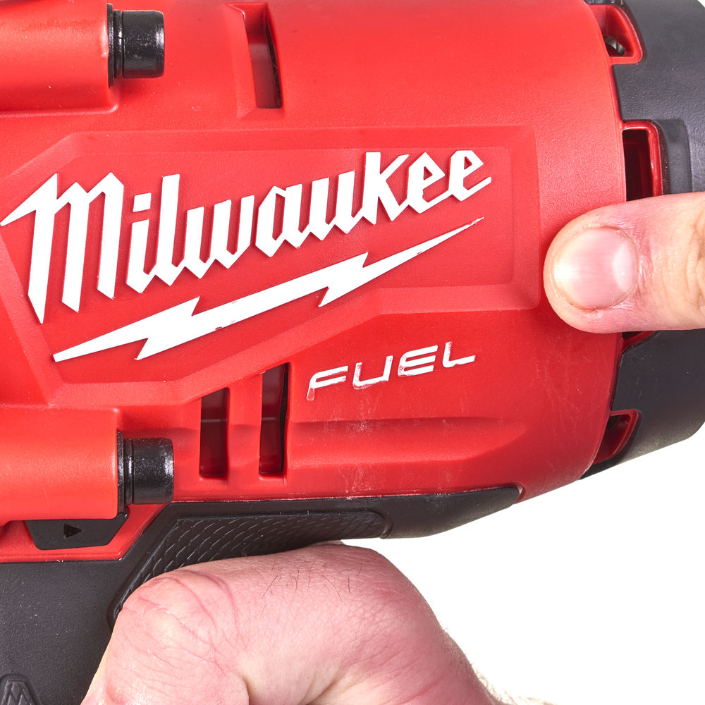 Llave de impacto de alto par M18 FUEL™ ONE-KEY™, recepción 1" con anillo de fricción, 4 modos, máximo par de apriete 2033Nm, máximo par de desapriete 2400Nm. Se suministra en versión cero, sin baterías ni cargador, en HD-box