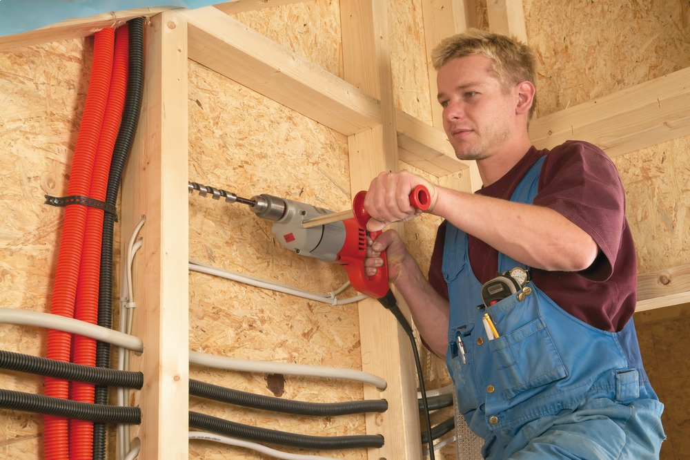 Taladro 825 W - Portabrocas con llave 1,5-13 mm - Par Máx. 101 Nm sin embrague